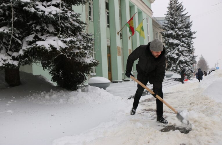 Депутаты и сотрудники аппарата горсовета вышли убирать снег на улице Советской