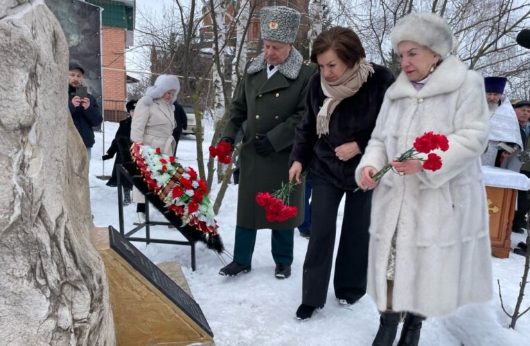 Депутат Евдокия Бычкова помогла установить памятник в Сселках
