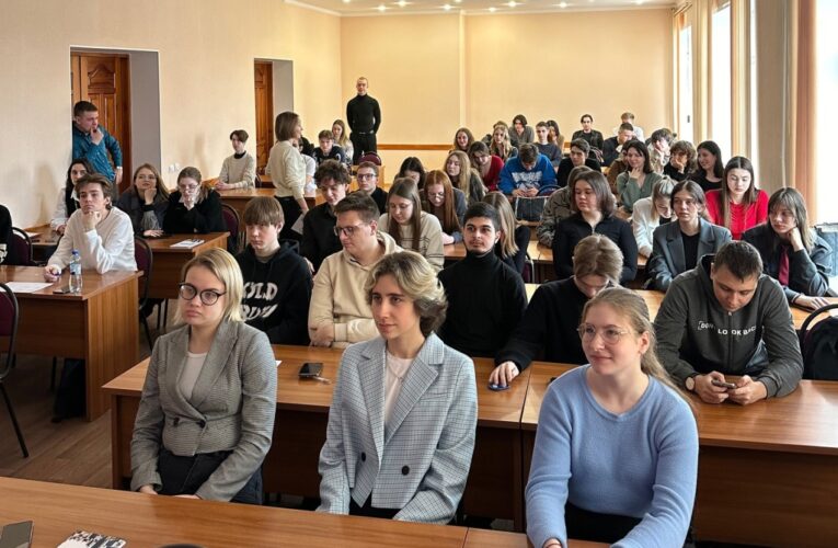 Депутаты горсовета рассказали студентам про грамотное ЖКХ