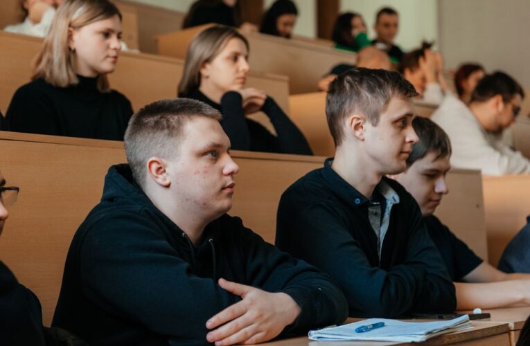 В ЛГТУ состоялась встреча студентов с председателем Липецкого областного Совета депутатов Владимиром Сериковым